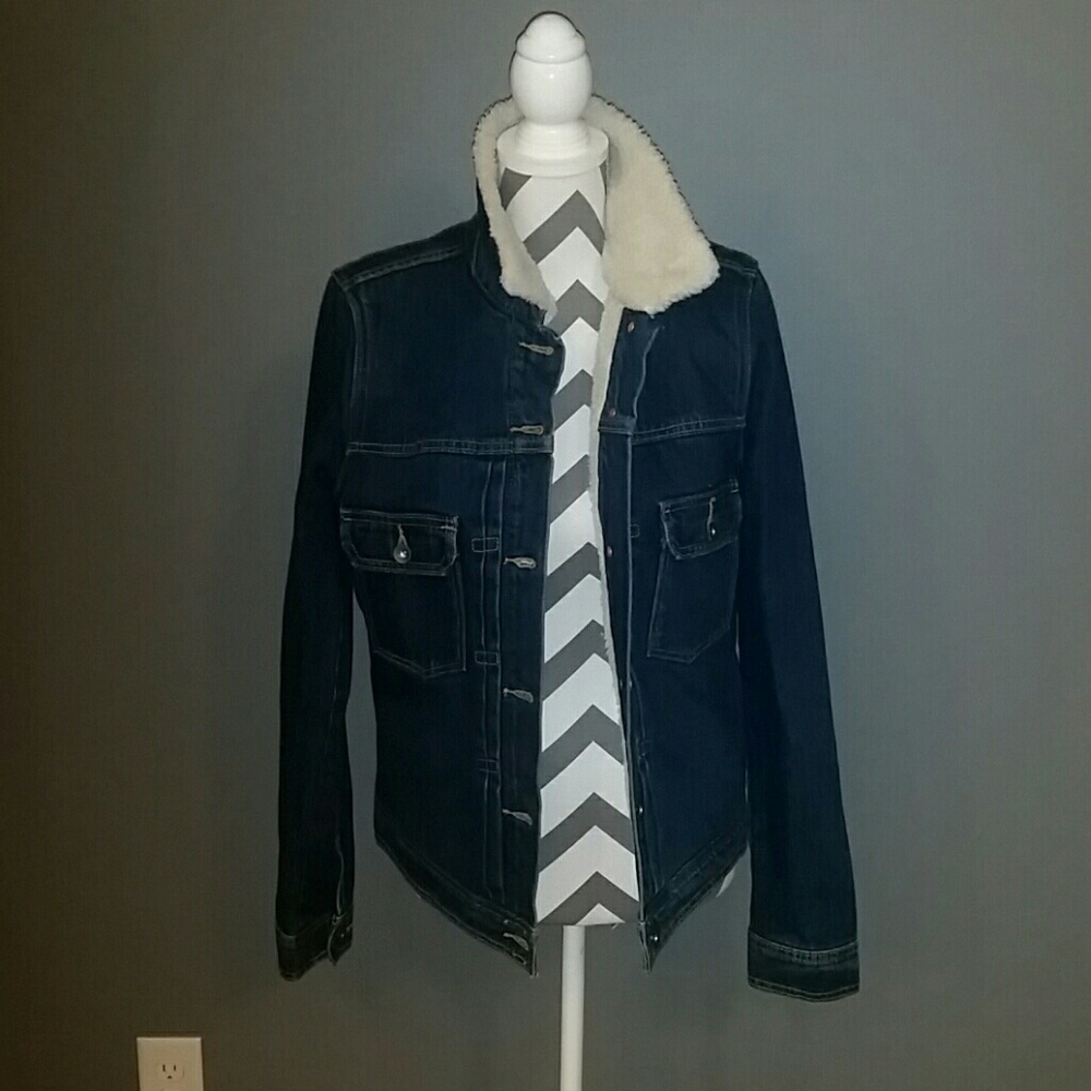 Women's old navy jeans jacket with Sherpa lining. Women's size medium jacket.